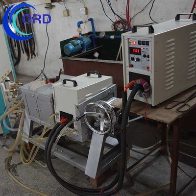 Giá tốt Lò nung chảy cảm ứng 1-30KHz tự động thủy lực vỏ thép với mức tiêu thụ điện 40KW và tần số cao trực tuyến