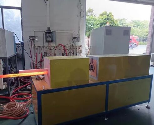 Bon prix Équipement de forgeage par induction 600KW avec système de refroidissement par eau et vitesse de chauffage rapide pour le traitement industriel des métaux en ligne